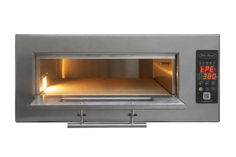 Forno Elétrico Gourmet Residencial Larroyd com câmara acesa e display marcando 380°C